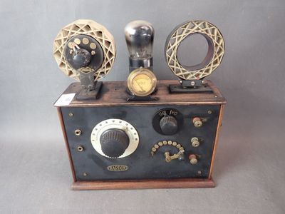 une radio à l'ancienne posée sur une table