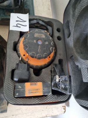 un objet orange et noir dans un étui posé sur une table