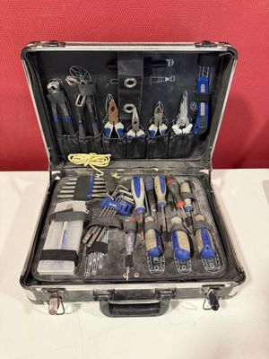 nombreux outils dans l'étui sur la table
