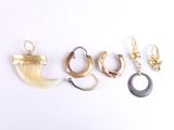 trois paires de boucles d'oreilles en or et en argent et une boucle d'oreille en forme de corne