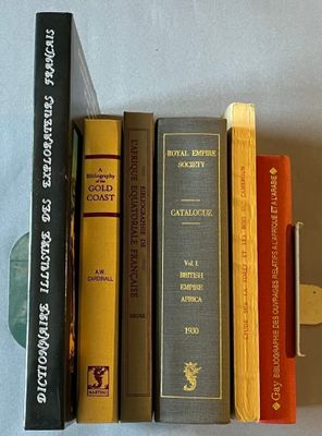 plusieurs livres empilés les uns sur les autres