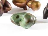 plusieurs œuvres d'art sont exposées sur une surface blanche