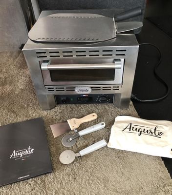une photo d'un four grille-pain posé sur une table