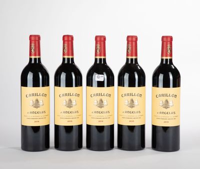 quatre bouteilles de vin rouge sont alignées