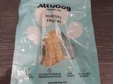 un sachet de friandises pour chien posé sur une table