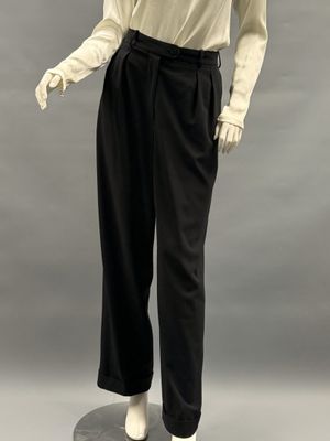 une photo d'un mannequin portant une chemise blanche et un pantalon noir