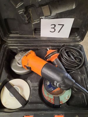 une ponceuse électrique orange et noire rangée dans un coffret noir