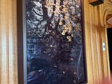 un tableau accroché au mur d'un immeuble