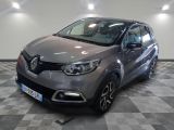 la voiture grise est garée sur un sol en damier dans le garage