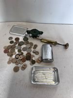 Pièces de monnaie vrac + briquet de table + petite lampe à h…