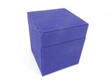 boîte en carton bleue avec couvercle, sur fond blanc
