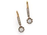 une image d'une paire de boucles d'oreilles en diamant sur fond blanc