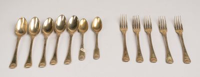 six fourchettes et six cuillères sont alignées sur une surface blanche