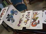 un lot de cartes posées sur une table