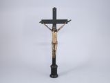 une statue de Jésus sur la croix, sur fond blanc
