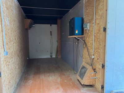 une pièce avec une porte et une fenêtre