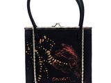 un sac à main noir orné de fleurs noires et dorées