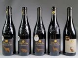 six bouteilles de vin sont alignées sur une table