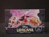 La boîte du jeu de cartes Lorcana est posée sur la table.