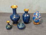 trois vases posés l'un à côté de l'autre sur une table