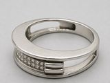 une bague en or blanc 18 carats sertie de diamants