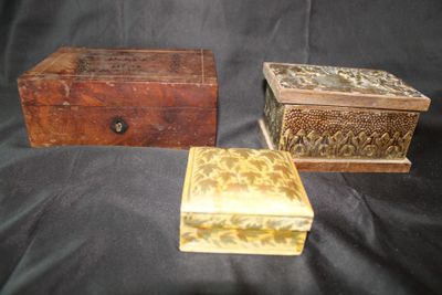 3 Petites boîtes décoratives en bois à motifs de feuilles.