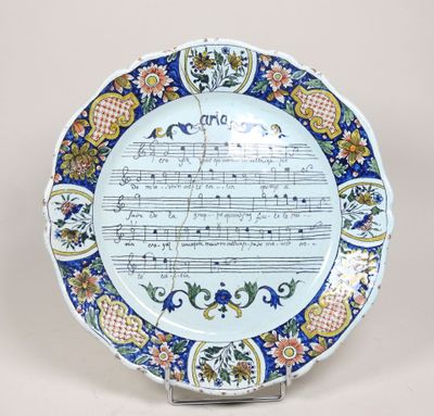 une plaque sur laquelle figure une partition musicale, posée sur un pupitre