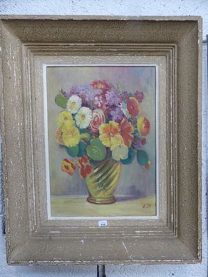 une peinture de fleurs dans un vase accrochée au mur