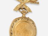 une image représentant une montre de poche en or ornée d'un nœud