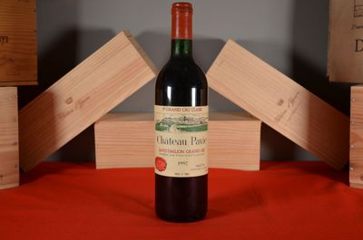 une bouteille de vin posée sur une table