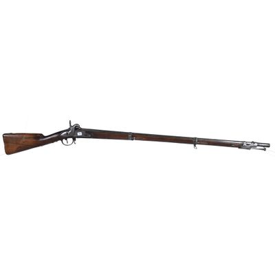 un fusil à long canon et à crosse en bois