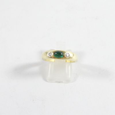 une image d'une bague en or avec une pierre verte