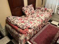 LOT de MOBILIER comprenant un BIBUS, un BUREAU (et son faute…