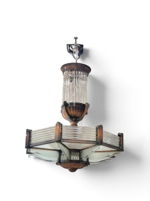 une photo d'un lustre en verre et en bois