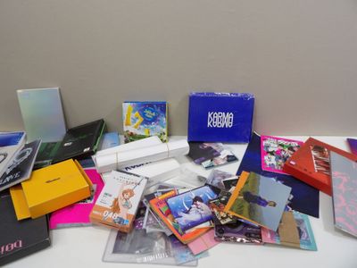 une table sur laquelle sont posés de nombreux livres et CD