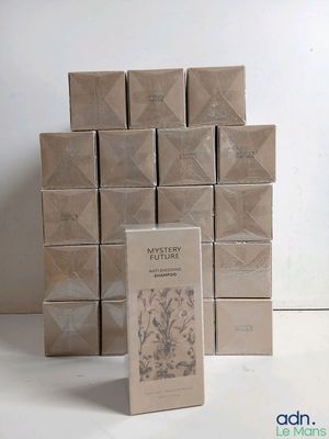 une pile de boîtes empilées les unes sur les autres