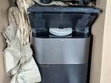 une boîte contenant tout un tas d'appareils électroniques