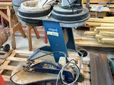 une machine posée sur une palette dans un atelier