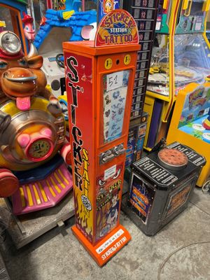 de nombreuses bornes d'arcade exposées