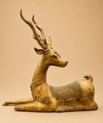 une image représentant une statue en bronze d'un cerf sur fond beige