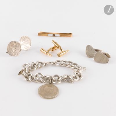 trois paires de bracelets manchette en argent et en or, une pièce de monnaie et un bracelet