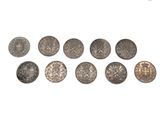 gros plan d'un paquet de pièces de monnaie sur une surface blanche