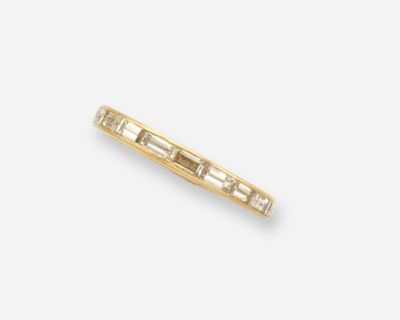 une bague en or jaune 18 carats sertie de diamants taille baguette