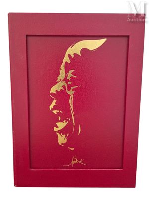 un cadre photo rouge orné d'une peinture à la feuille d'or représentant le visage d'un homme