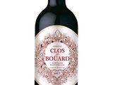 une bouteille de vin rouge avec une étiquette rouge sur fond blanc