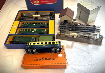 une boîte contenant un circuit de train et une boîte contenant un circuit de train