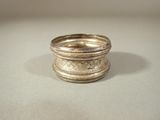une bague en argent posée sur une table