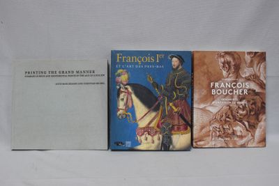 trois livres posés sur une surface blanche, sur fond blanc