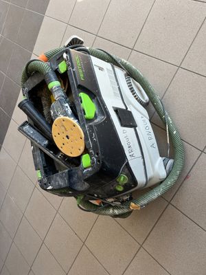 une photo d'un sac d'outils accroché au mur