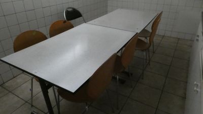 - 2 Tables - 7 Sièges - 1 Réfrigérateur HIGHONE